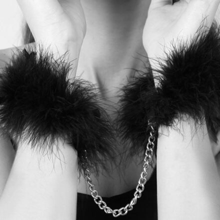 Bijoux Indiscrets Za Za Zu -höyhenkäsiraudat
